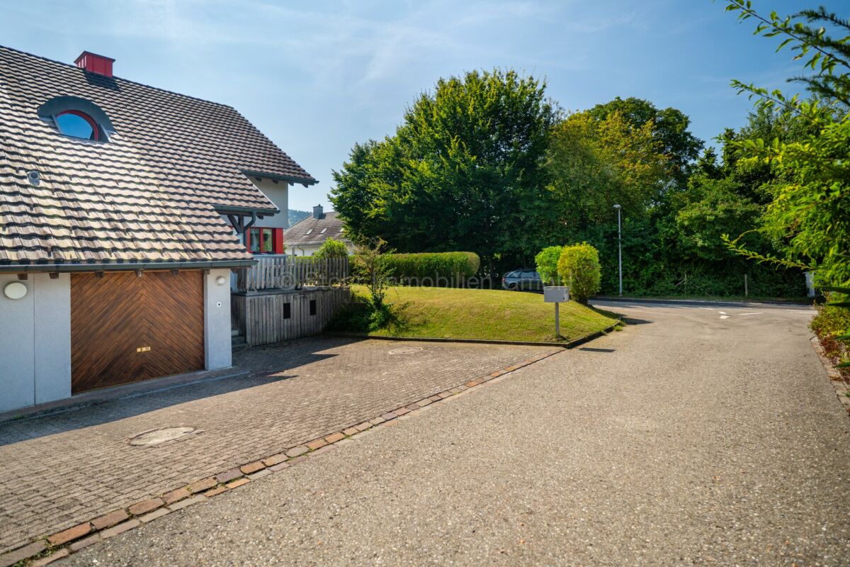 Außenansicht eines Wohnhauses mit Garage und Zufahrt