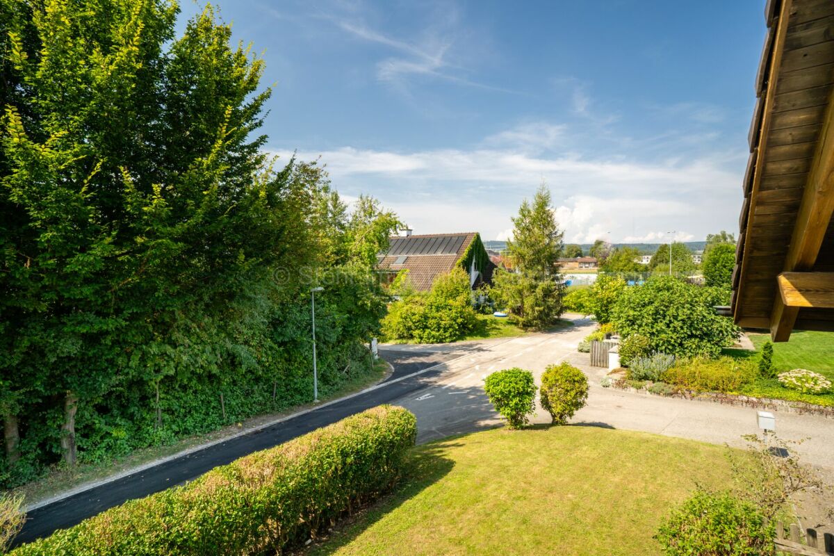 Garten- und Straßenblick