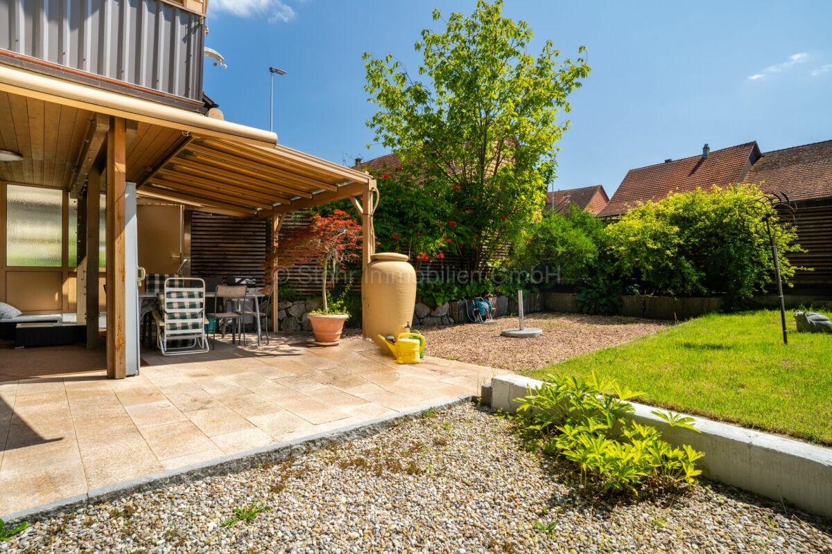Terrasse und Garten mit überdachtem Sitzbereich