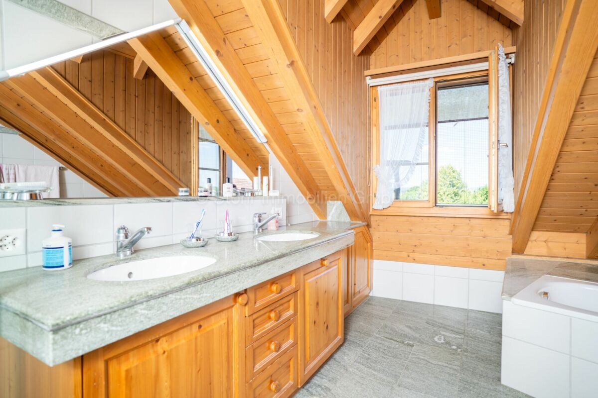 Dachgeschoss-Badezimmer mit Holzverkleidung