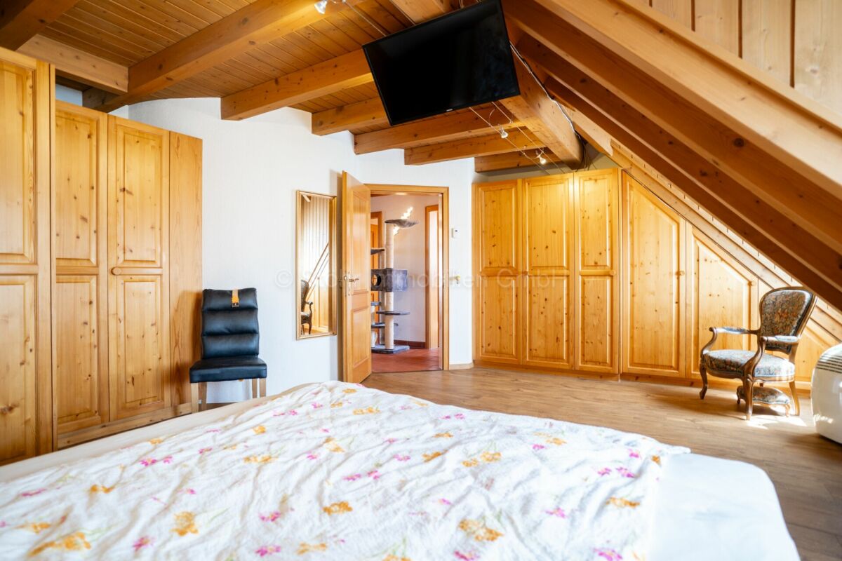 Dachgeschoss-Schlafzimmer mit Holzverkleidung