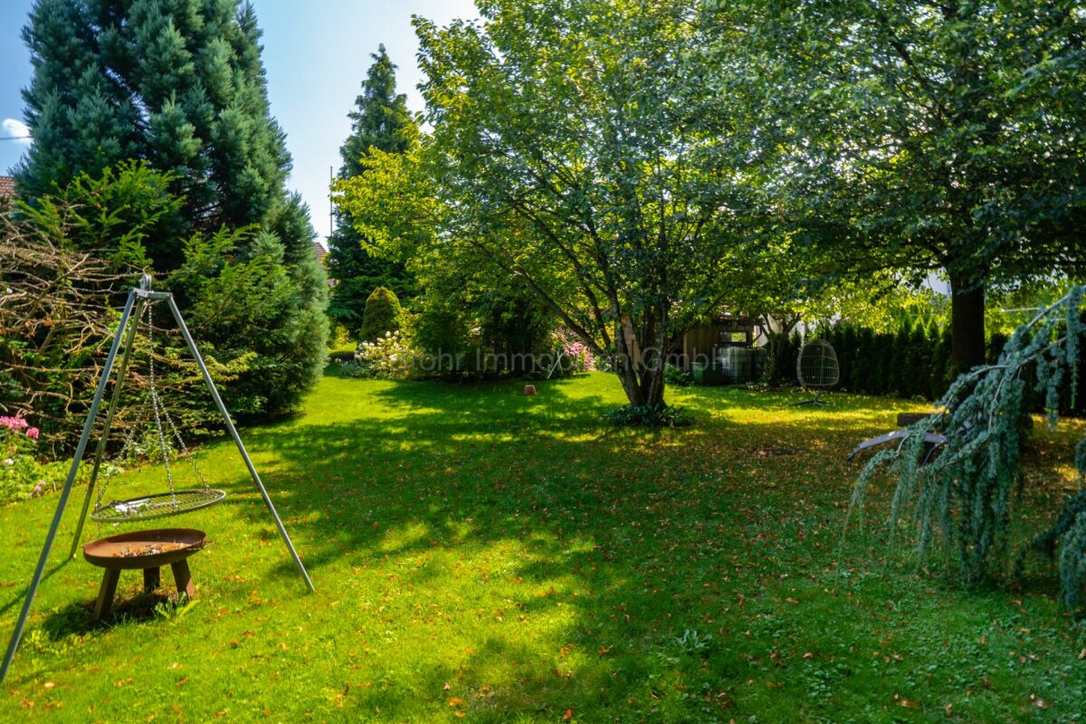Großer grüner Garten mit Spiel- und Sitzbereich