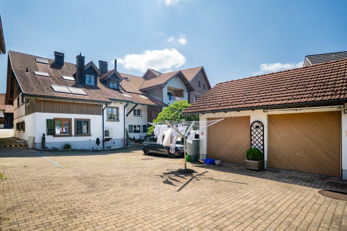 Hof mit Wohngebäuden und Garagen