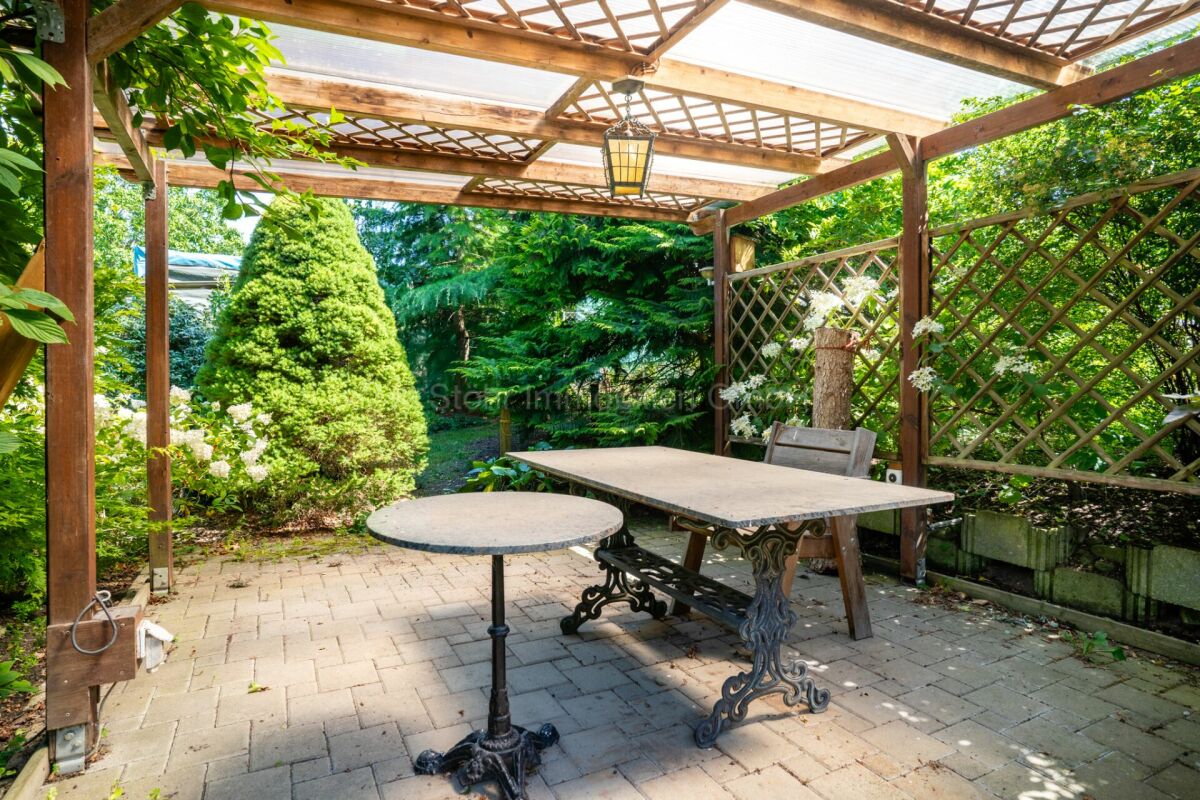 Überdachte Garten-Terrasse mit Sitzbereich