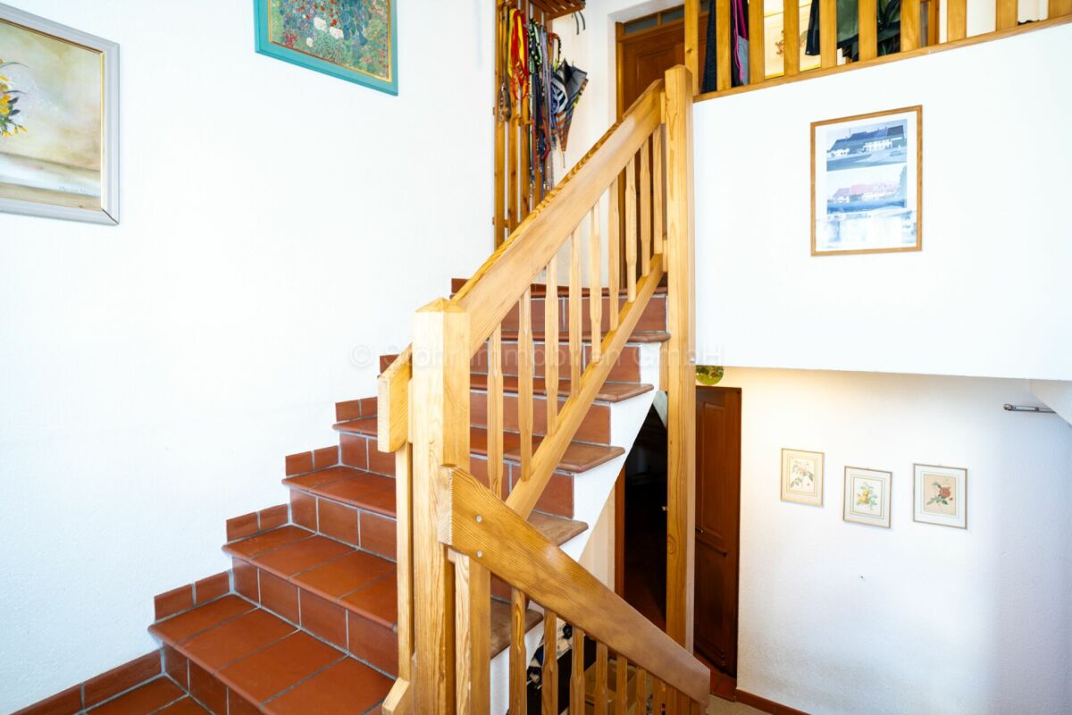 Treppenhaus mit Holzgeländer