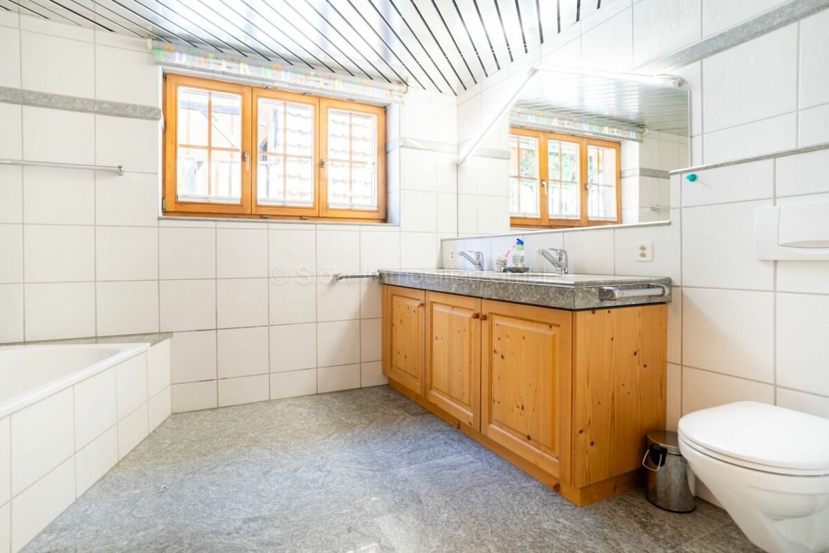 Modernes Badezimmer mit Badewanne, Waschtisch und WC
