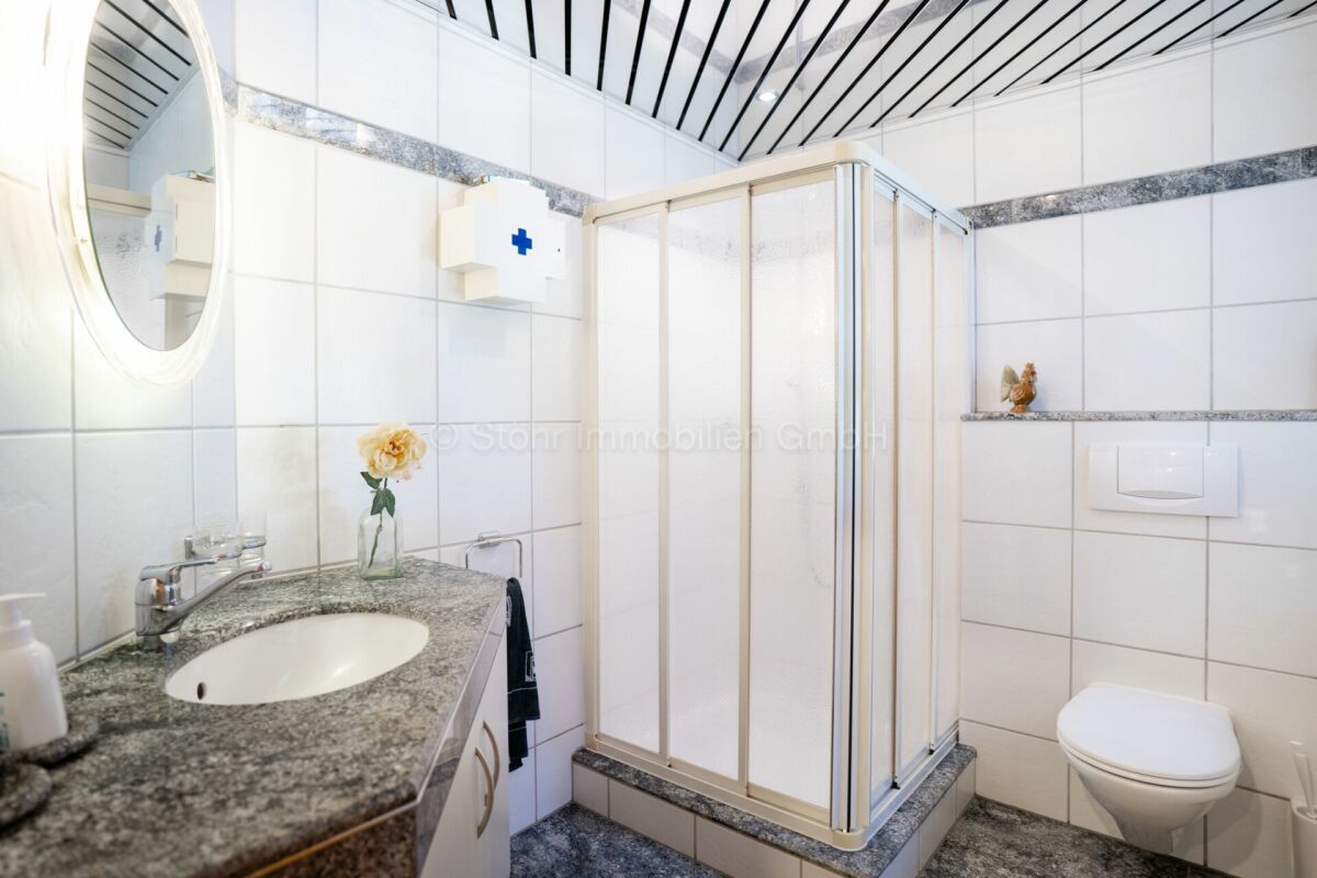 Helles Badezimmer mit Dusche und Waschtisch