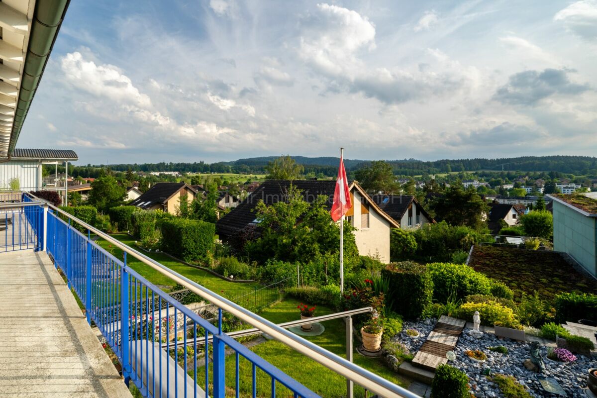 Balkon mit weiter Aussicht über Wohngebiet und Landschaft