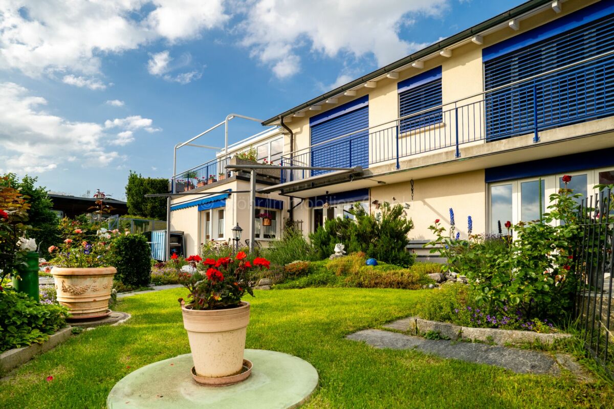 Gartenansicht eines gepflegten Wohnhauses