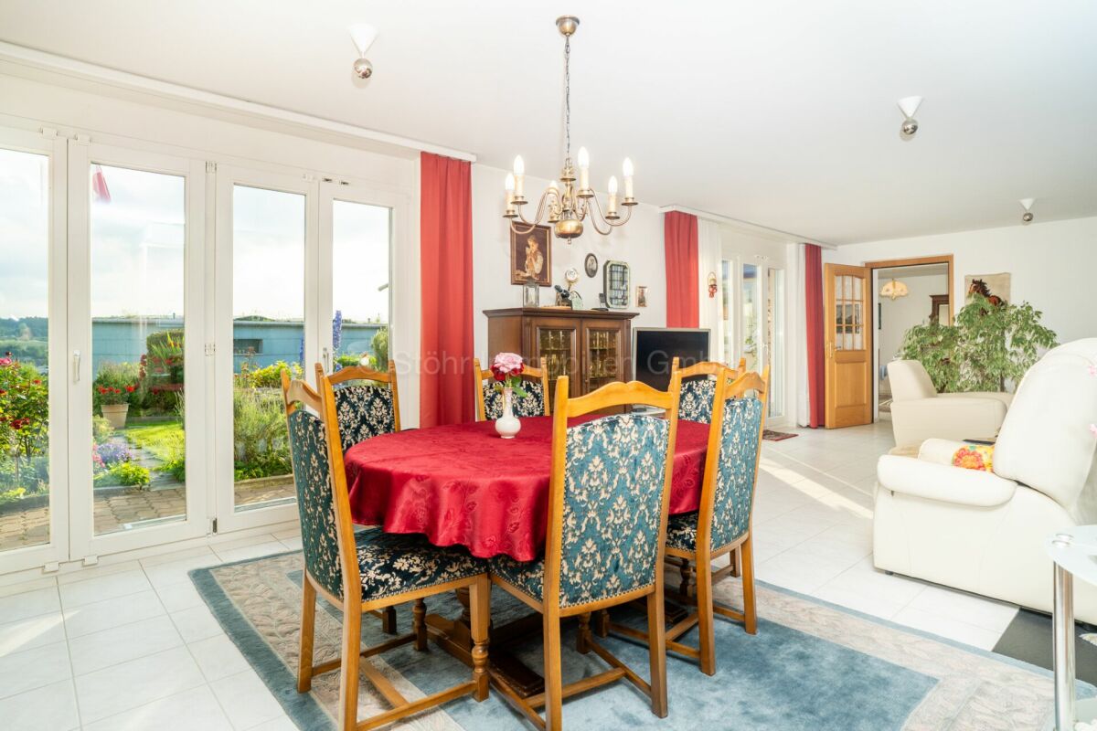 Helles Wohn-Esszimmer mit Zugang zur Terrasse