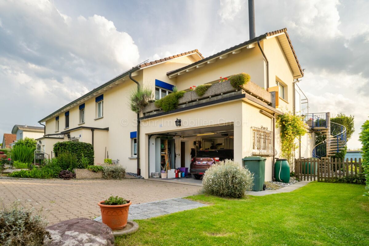 Freistehendes Einfamilienhaus mit Garage und Garten