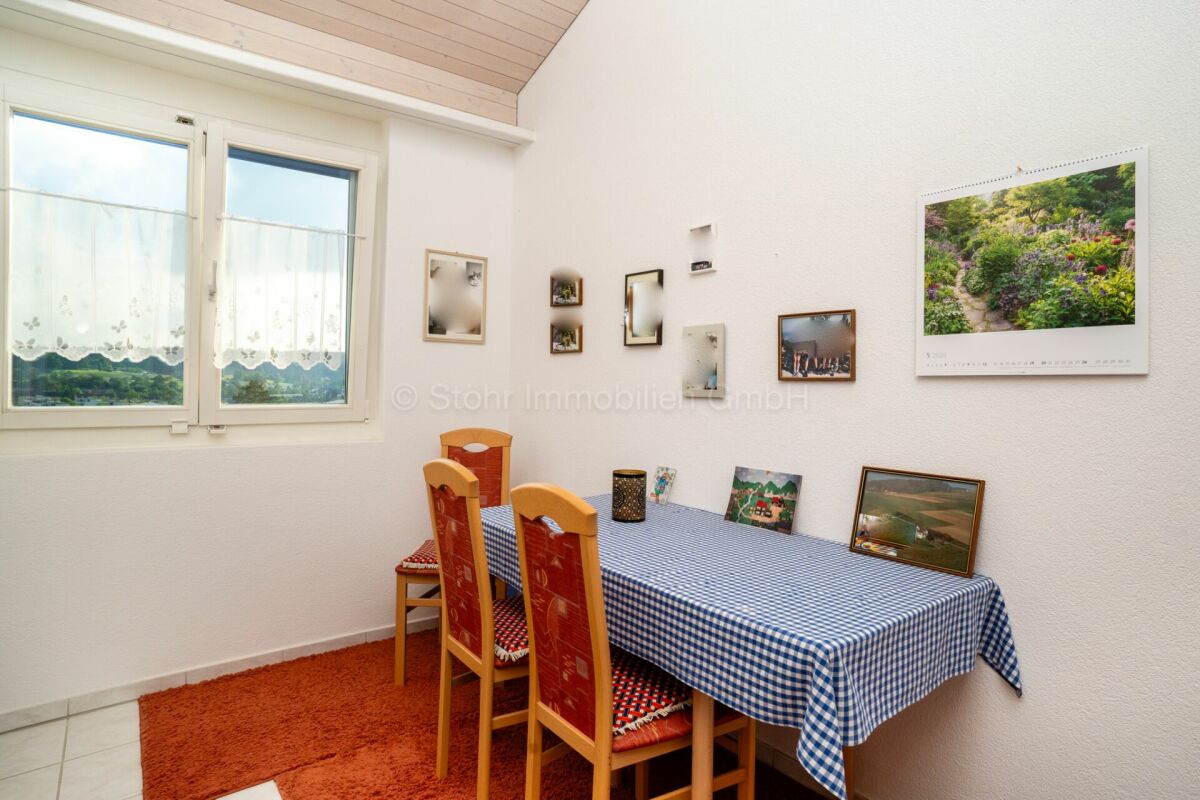 Esszimmer mit Tisch und Fenster