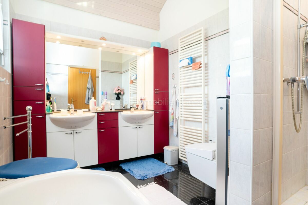 Modernes Badezimmer mit Doppelwaschbecken und Badewanne