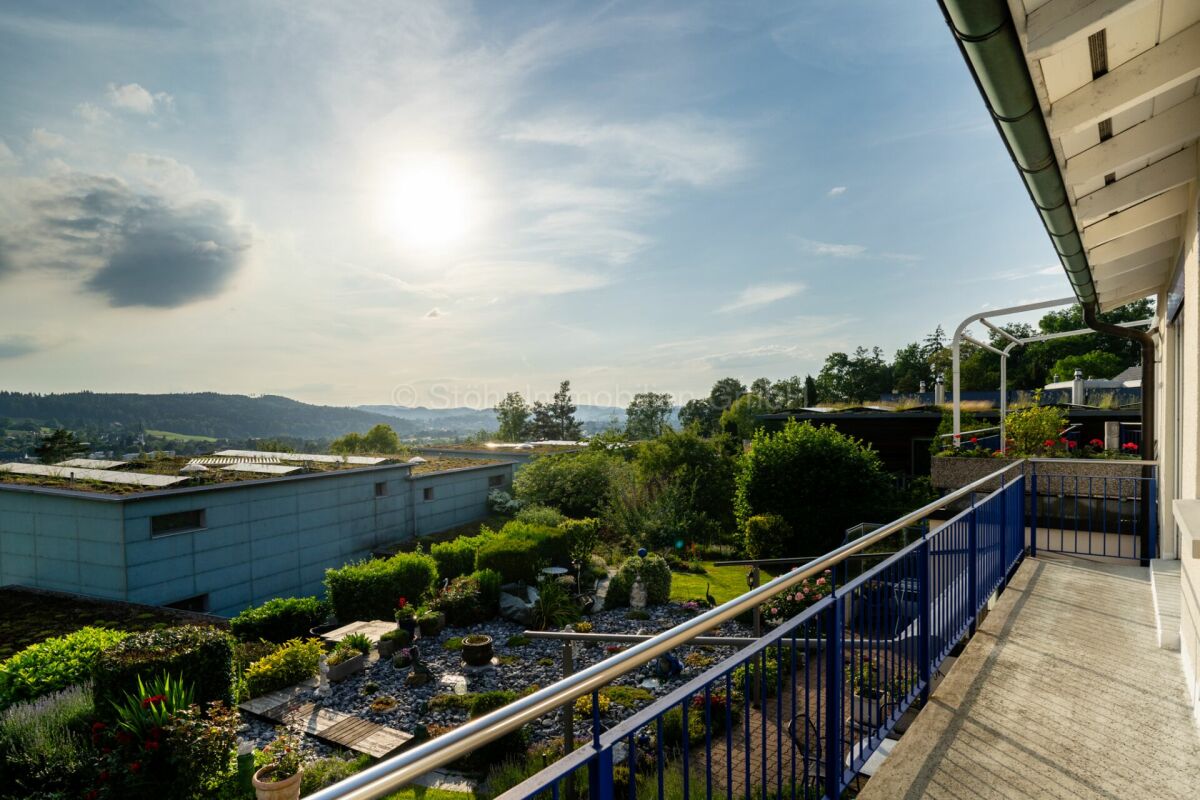 Balkon mit Garten- und Fernblick