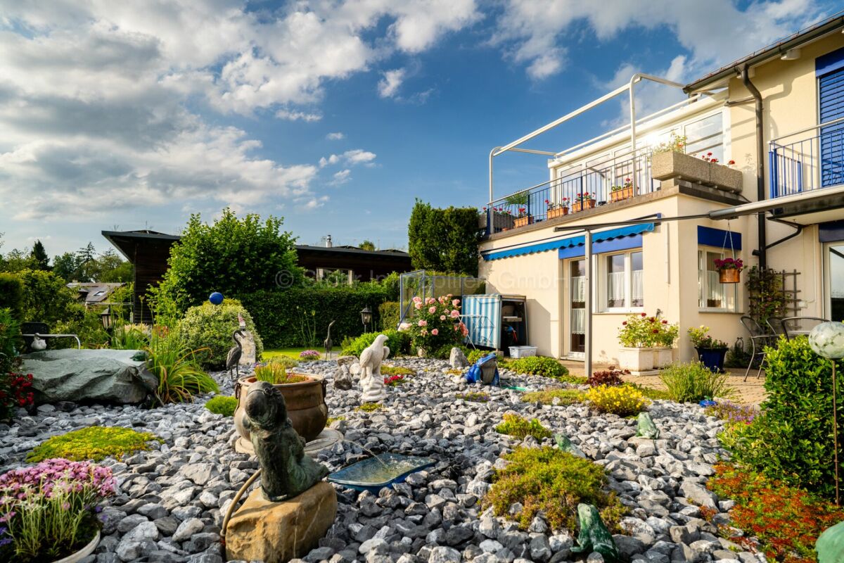 Haus mit gepflegtem Garten und Balkon