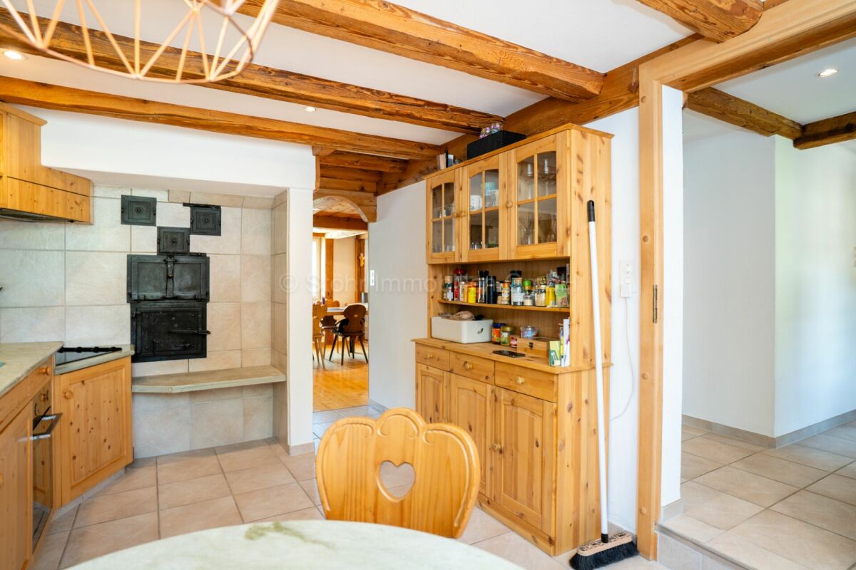 Rustikale Küche mit Holzdecke