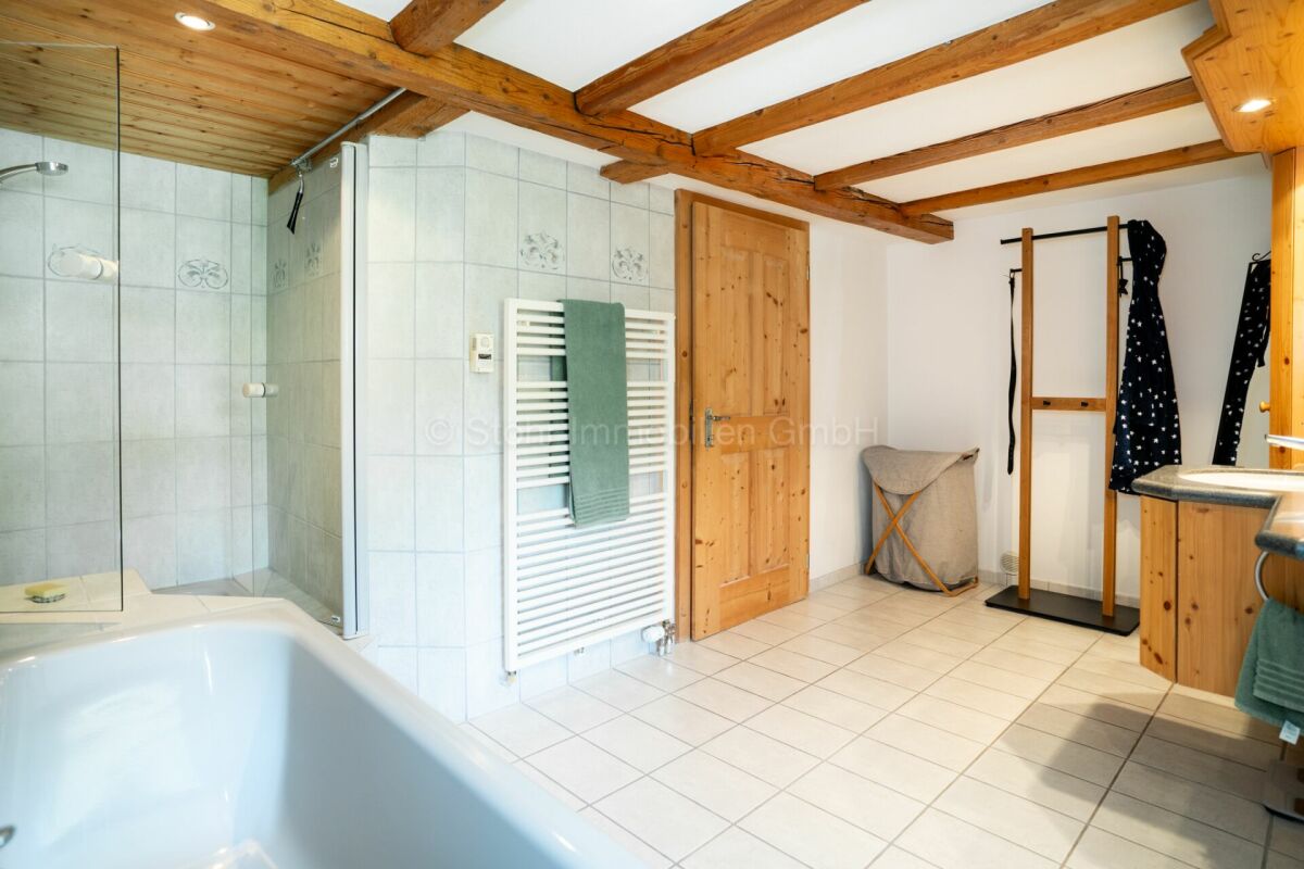 Rustikales Badezimmer mit sichtbaren Holzbalken