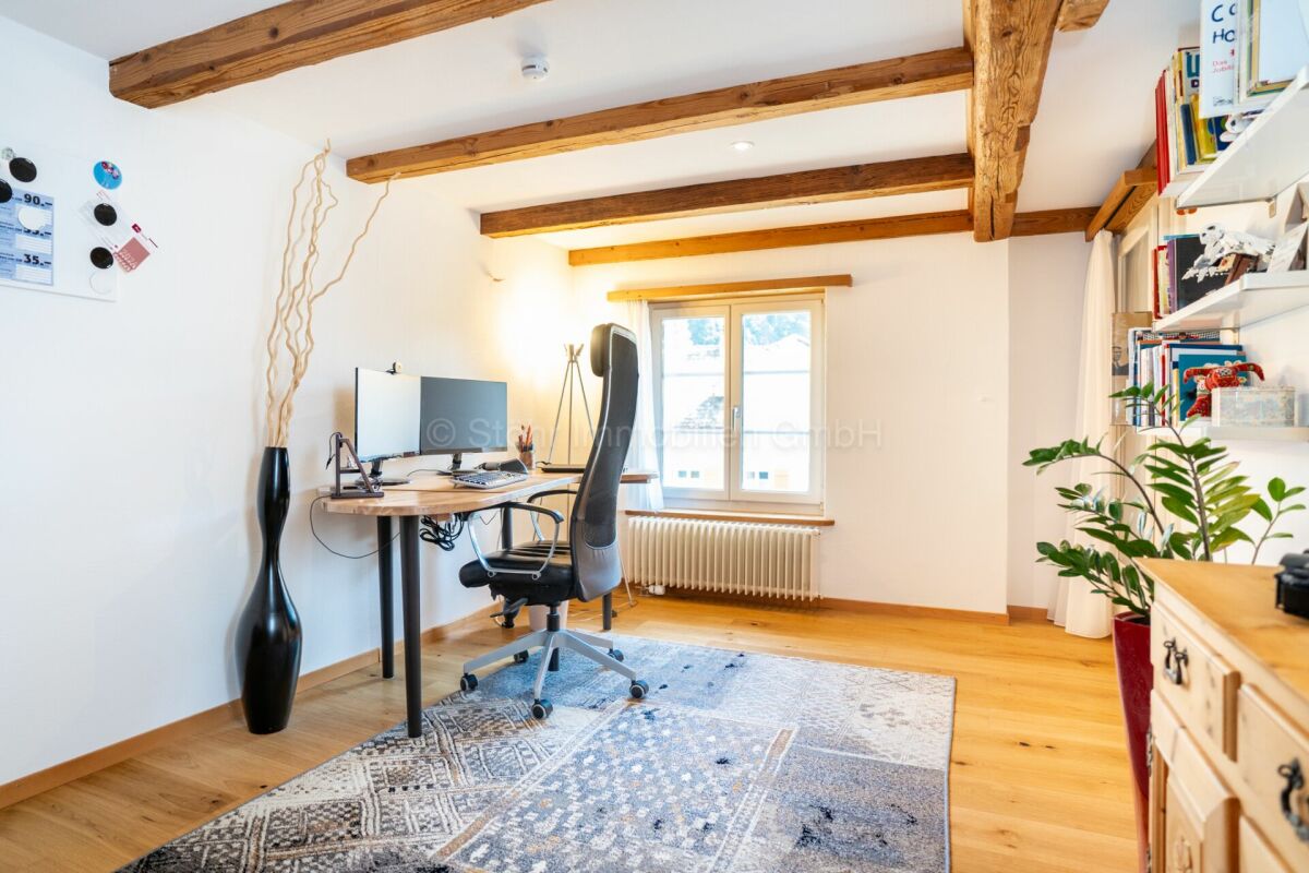 Arbeitszimmer mit Holzbalkendecke