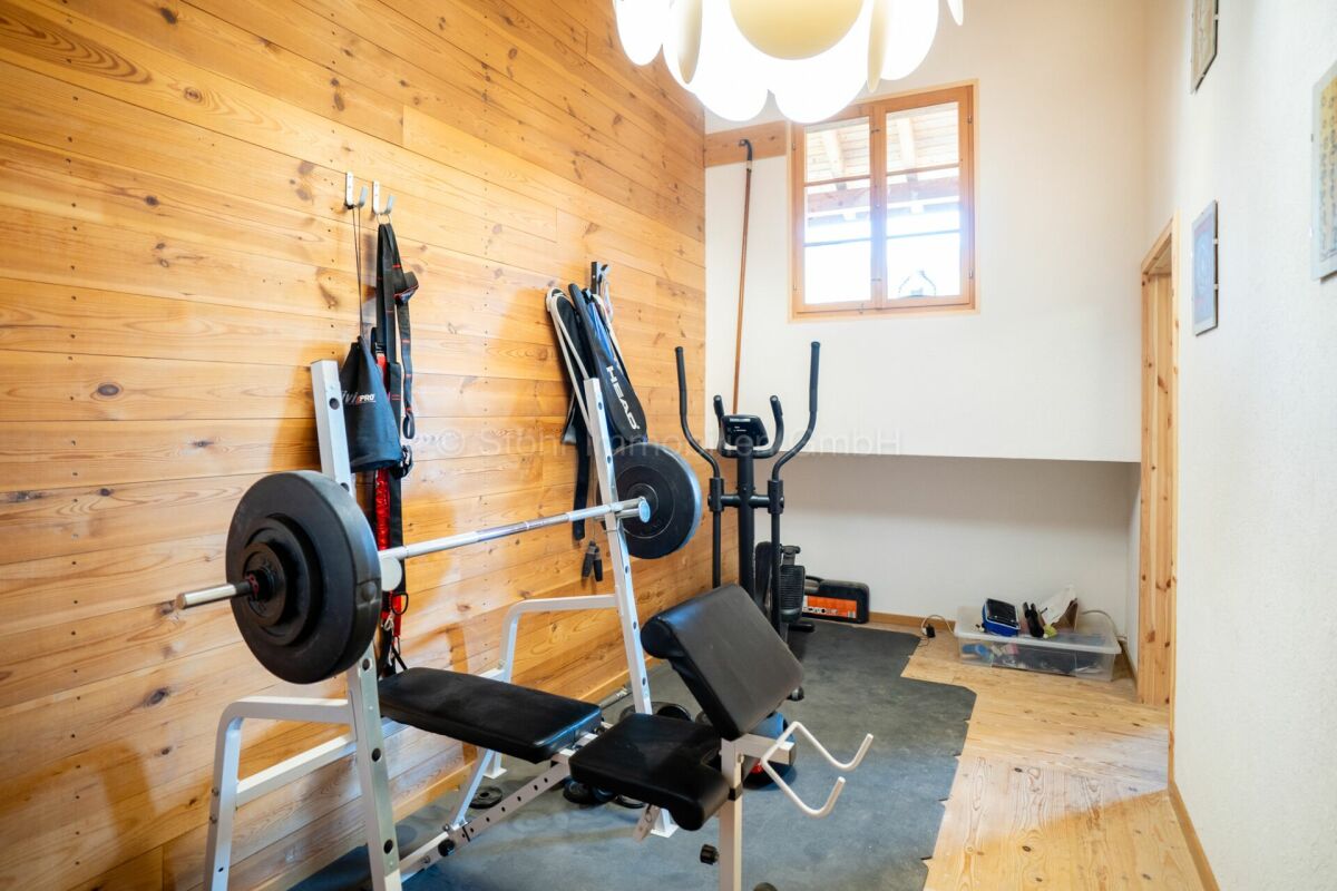Fitnessraum mit Holzverkleidung