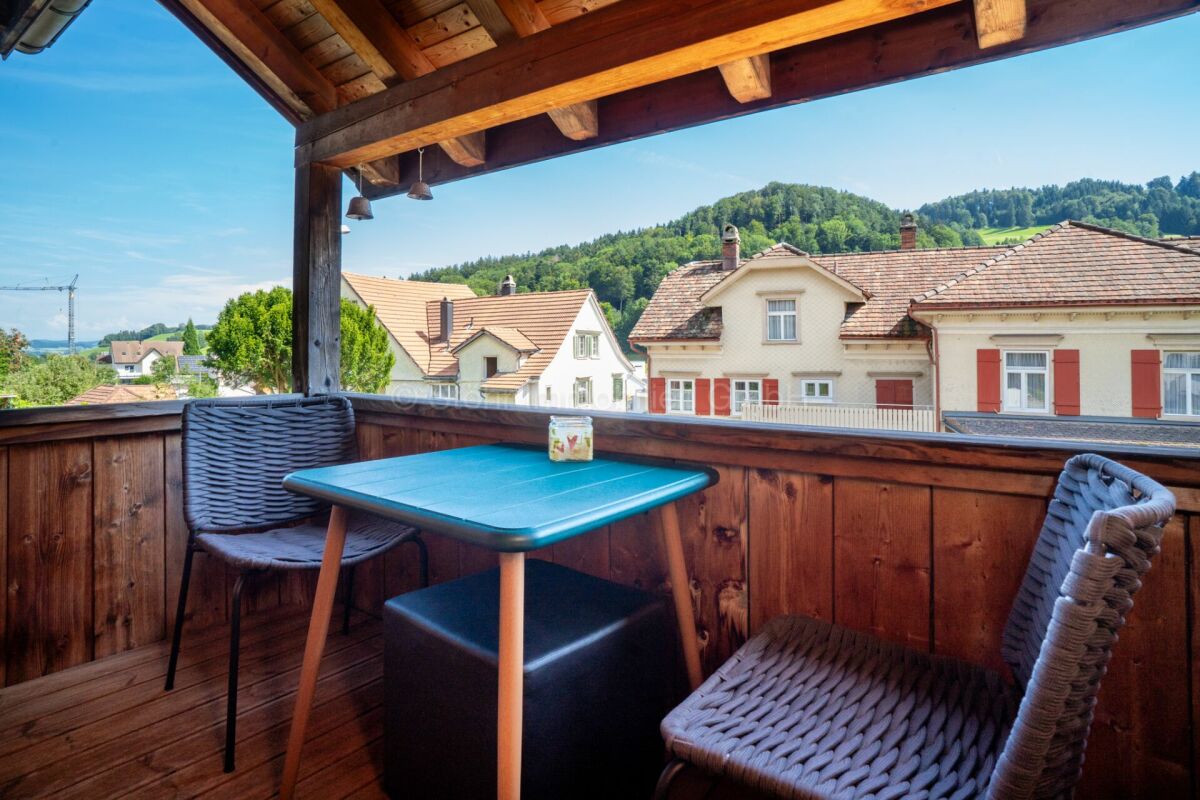 Überdachter Holzbalkon mit Ausblick