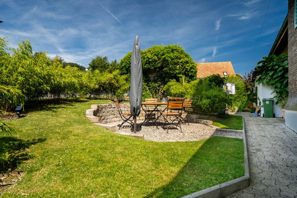 Garten mit Sitzbereich