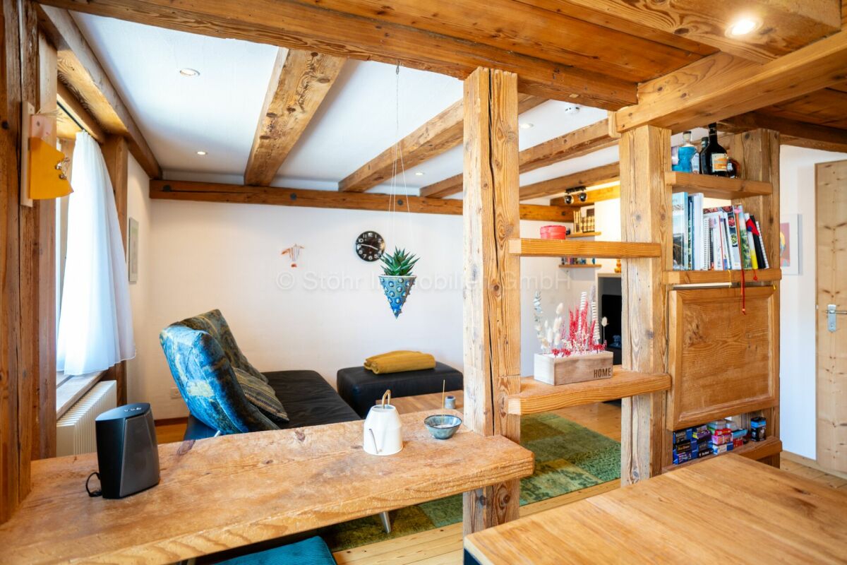 Gemütlicher Wohnraum mit sichtbaren Holzbalken