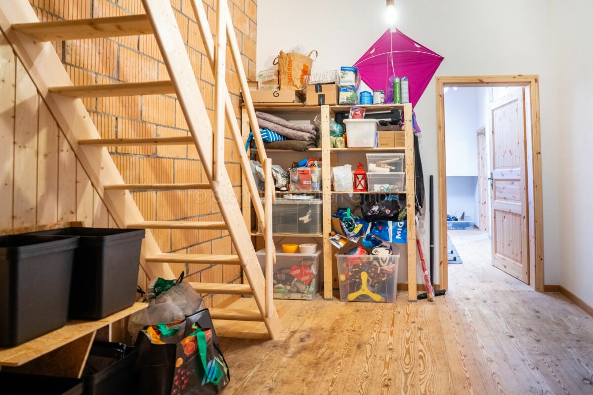 Abstellraum mit Treppe und Regalen