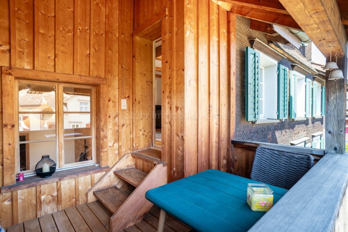 Holzbalkon mit Sitzgelegenheit