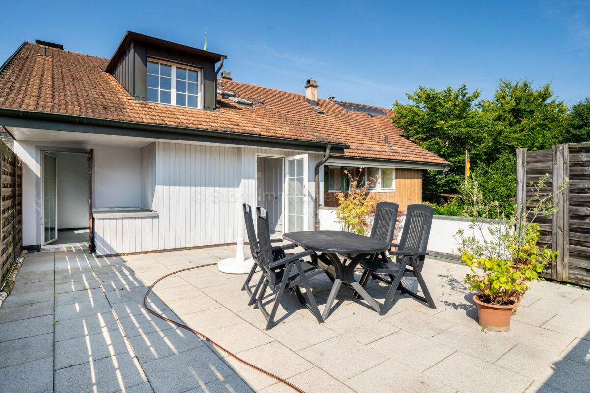 Terrasse mit Sitzgruppe vor Einfamilienhaus