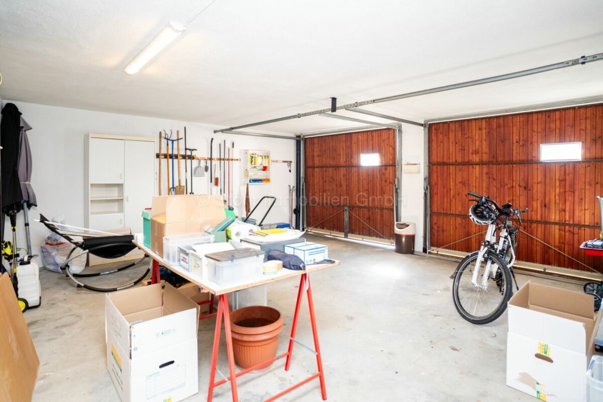 Garage mit gelagerten Gegenständen