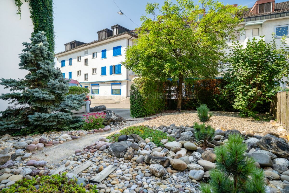 Außenansicht eines Wohngebäudes mit Garten