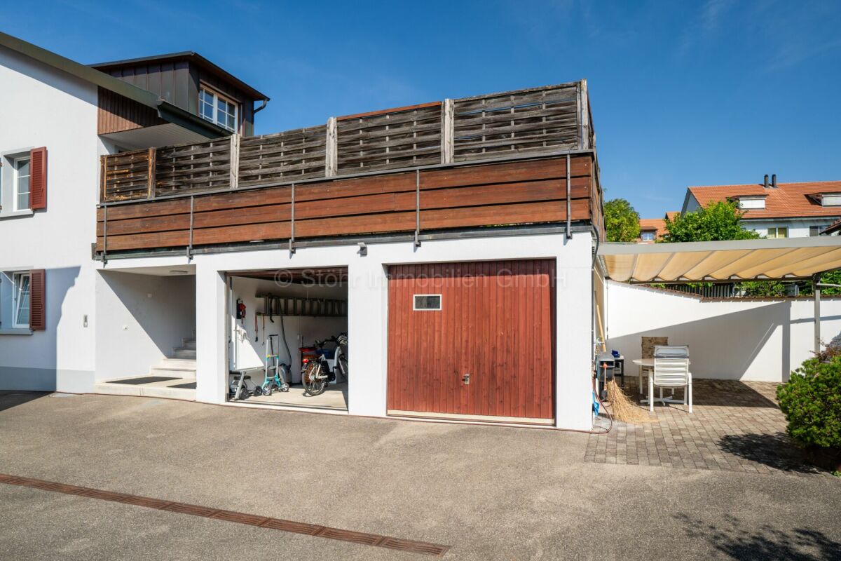 Wohnhaus mit Garage und Terrasse