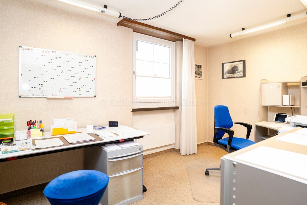 Büro- oder Arbeitszimmer mit Tageslicht