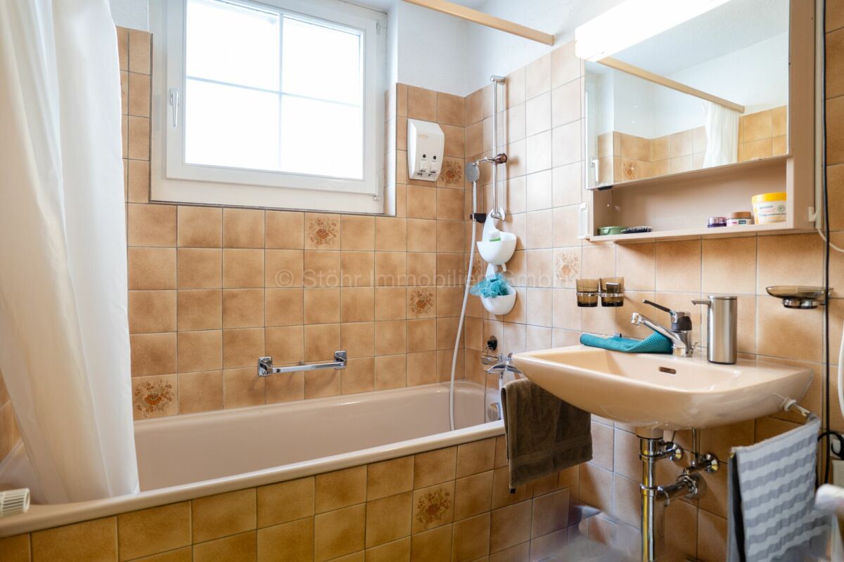 Kleines Badezimmer mit Badewanne und Waschbecken