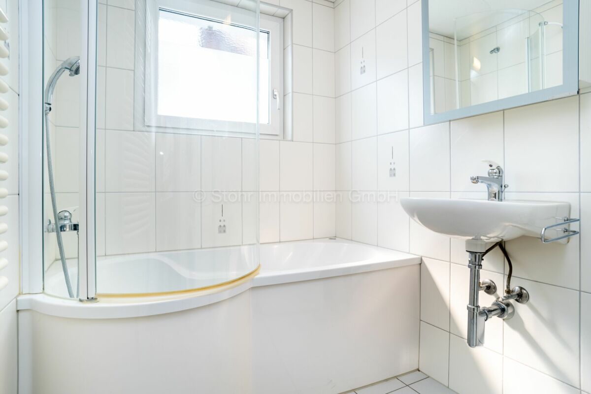Badezimmer mit Badewanne und Waschbecken