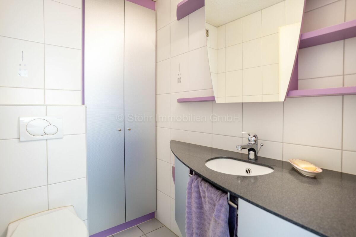 Kleines modernes Badezimmer mit violetten Akzenten