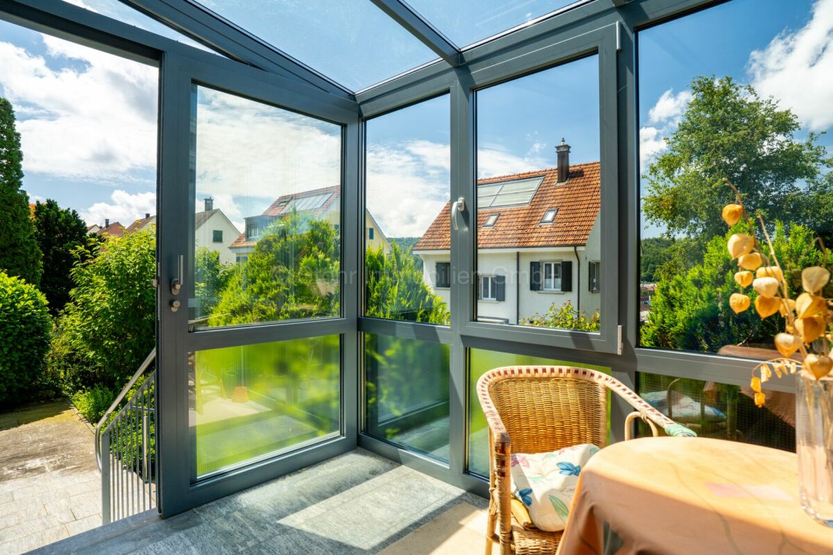 Verglaste Loggia mit Gartenblick
