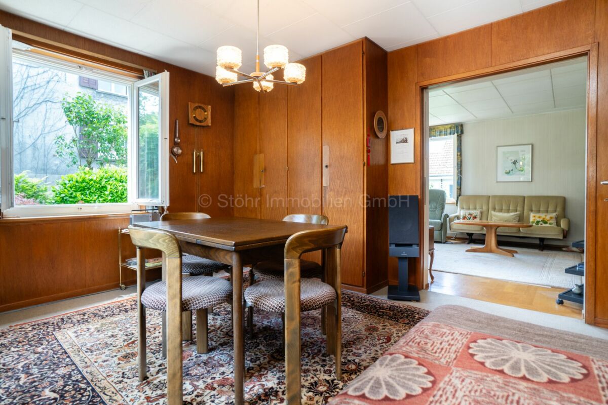 Esszimmer mit Holzvertäfelung
