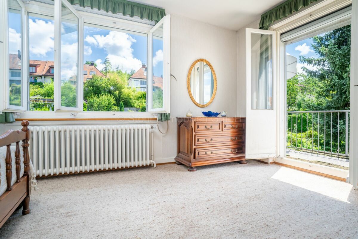 Helles Schlafzimmer mit Balkon und Blick ins Grüne