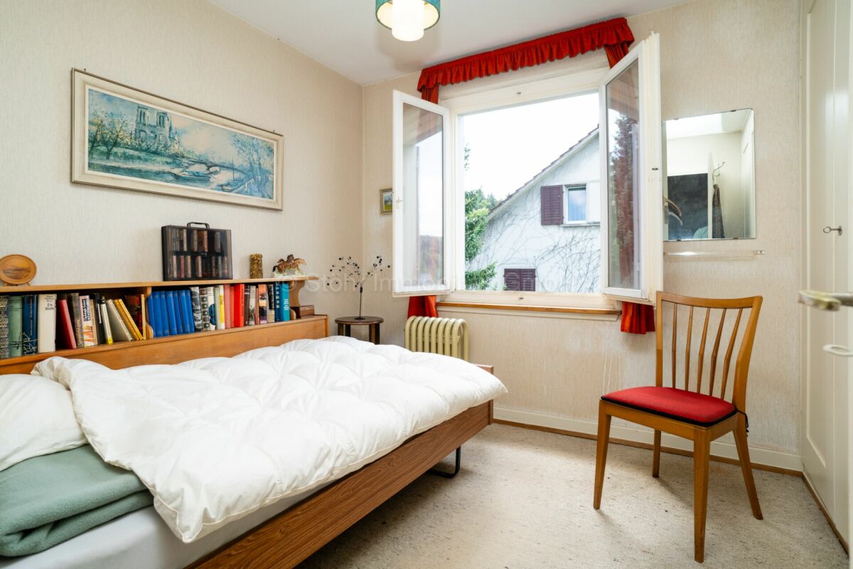 Helles Schlafzimmer mit offenem Fenster