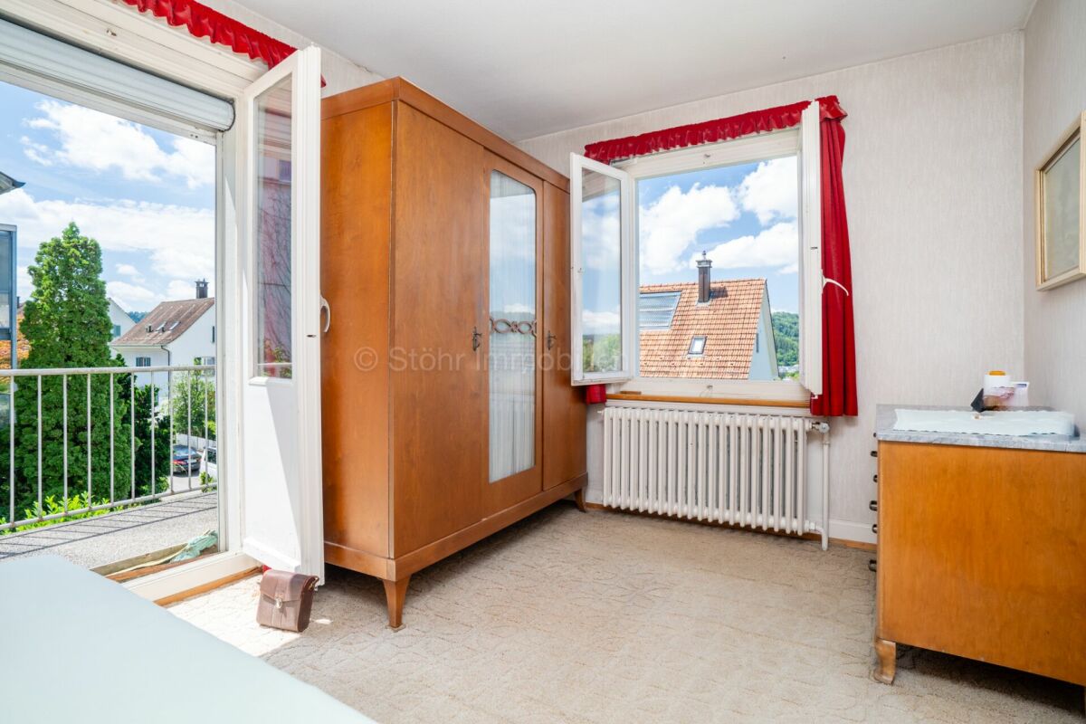 Helles Zimmer mit Balkon und Ausblick