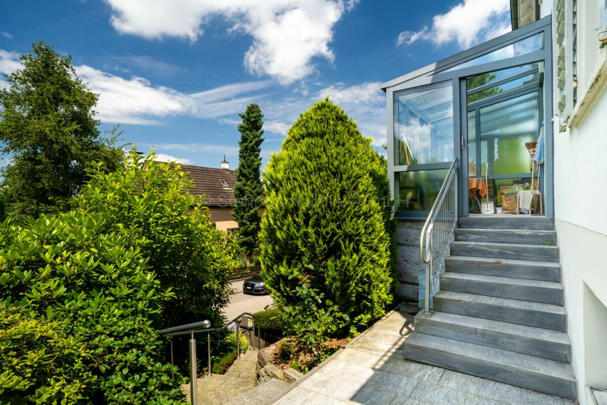 Außenansicht mit Treppe und Wintergarten