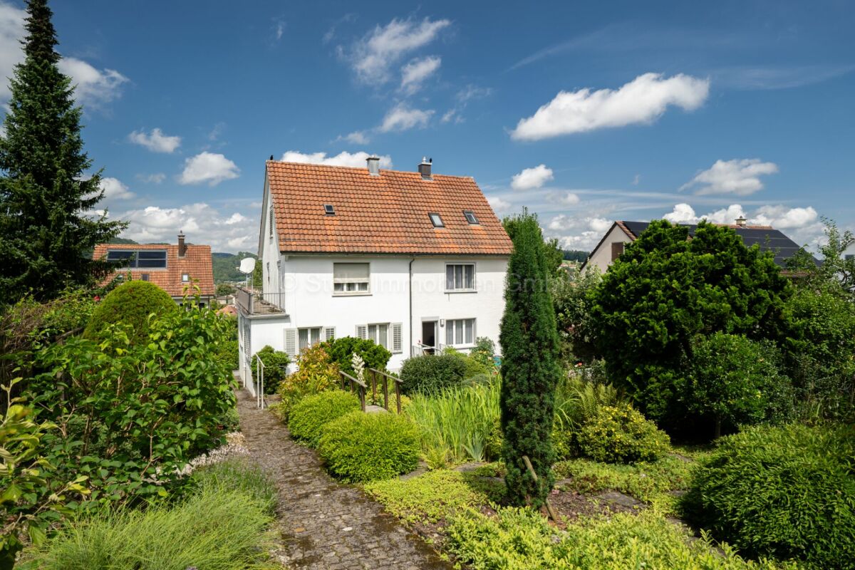 Haus mit Garten und rotem Ziegeldach