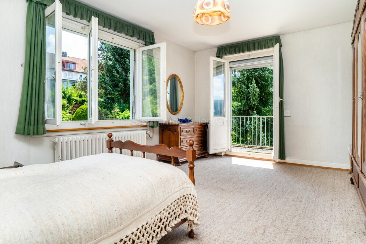 Helles Schlafzimmer mit Balkon und Gartenblick