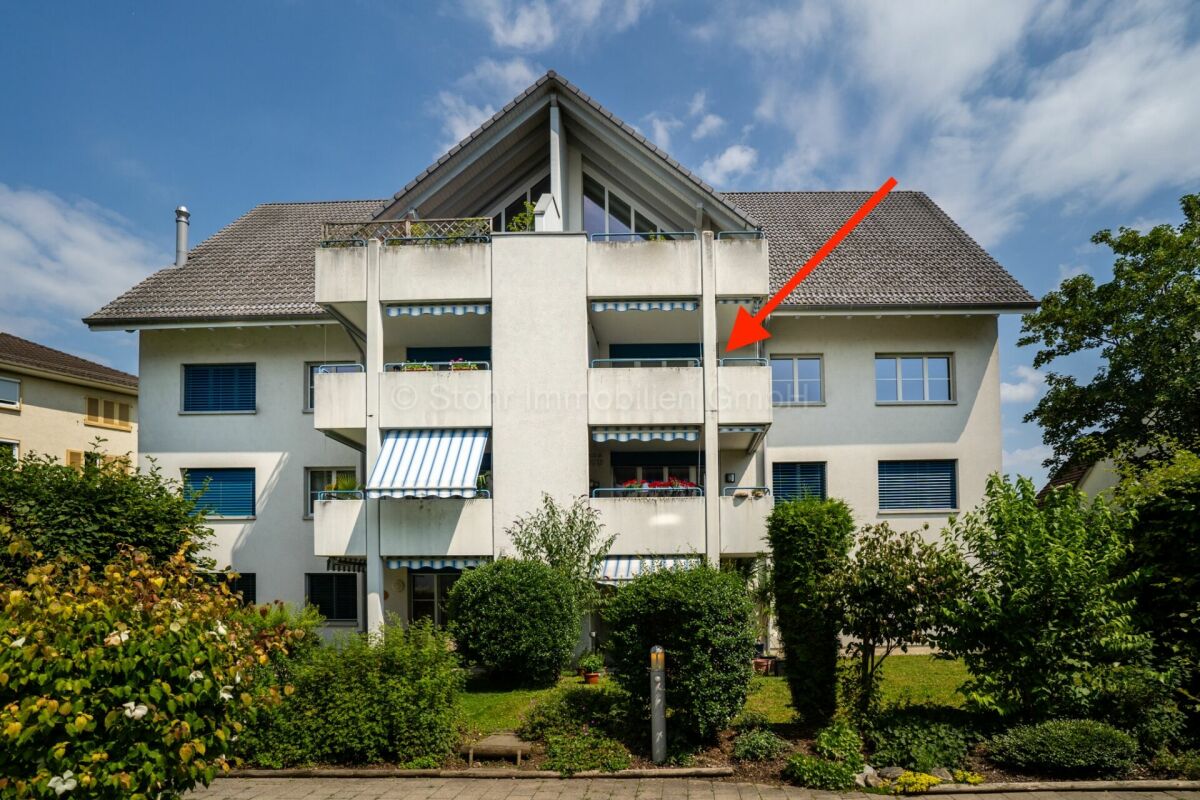 Mehrfamilienhaus mit Balkon und Satteldach