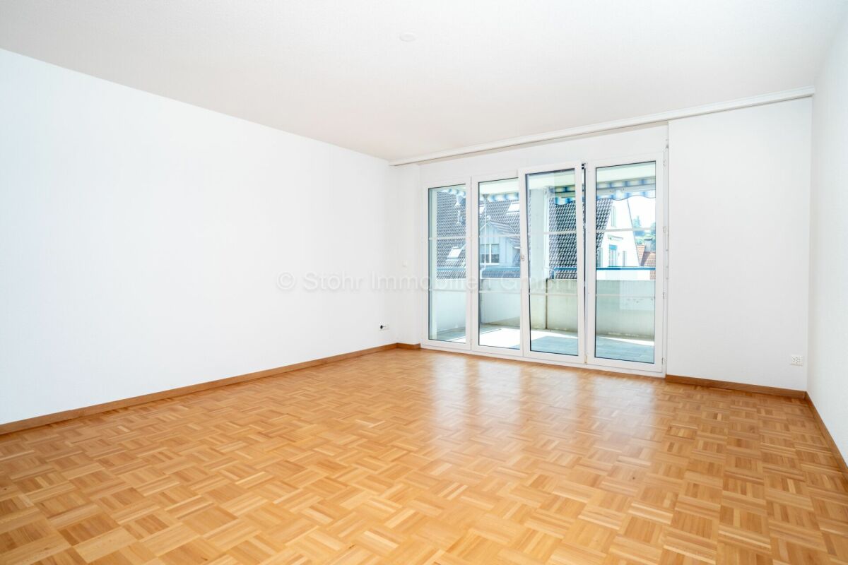 Leerer Wohnraum mit Balkon