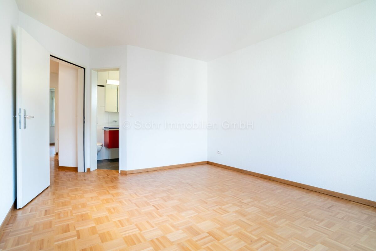 Leeres Zimmer mit Parkettboden