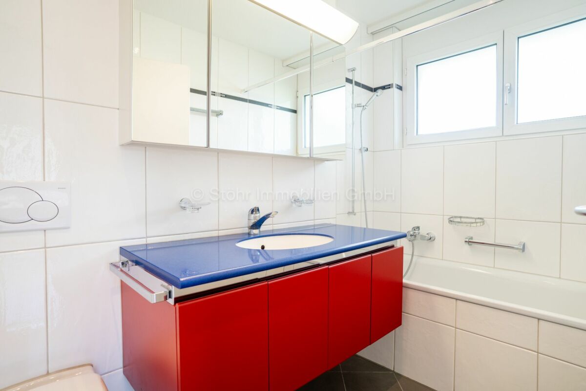 Modernes Badezimmer mit farbigem Waschtisch