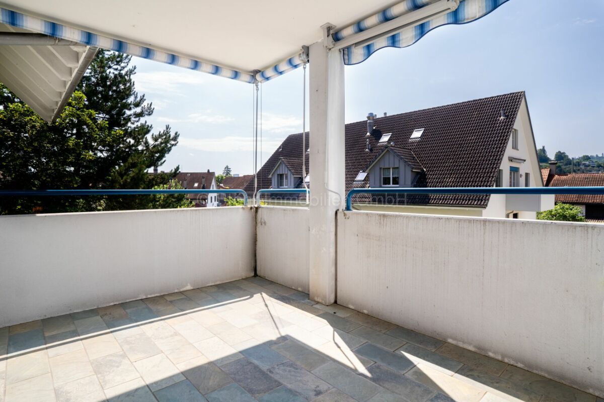 Sonniger Balkon mit Blick auf Nachbarhäuser