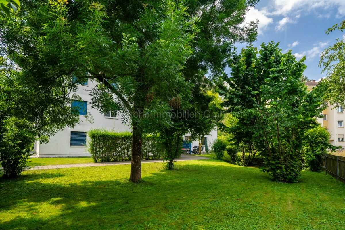 Grüne Wohnanlage mit Garten